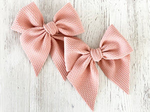 Clip bow CORAL