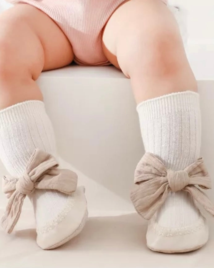 Anti slippery Bowknot Baby Socks // Ivory